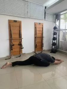 Alongamento com a perna cruzada